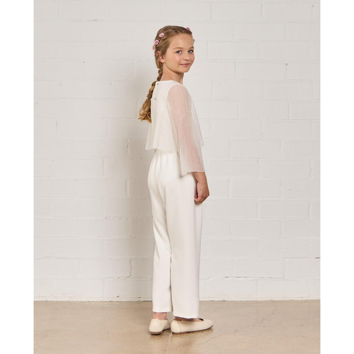 Mono de comunión de organza plisada con mangas 3/4 transparentes.