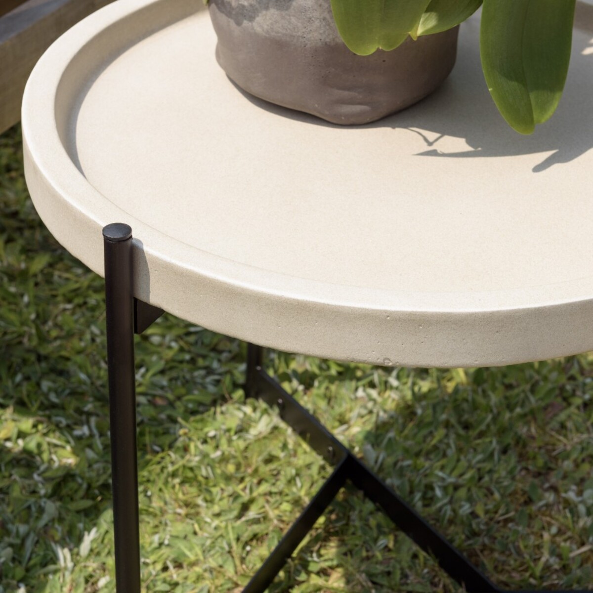 HECTOR - Table d'appoint 52x50cm plateau béton beige pieds métal noir