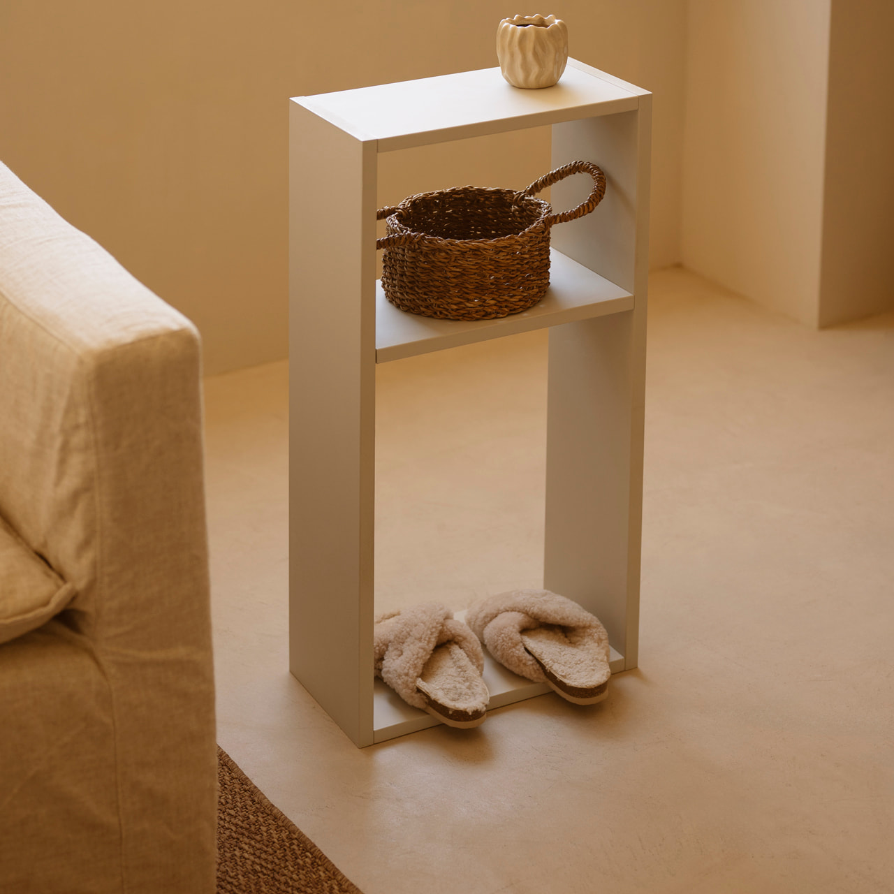 Mueble auxiliar de madera lacada en tono beige con 1 separador Alto: 38 Largo: 80 Ancho: 20