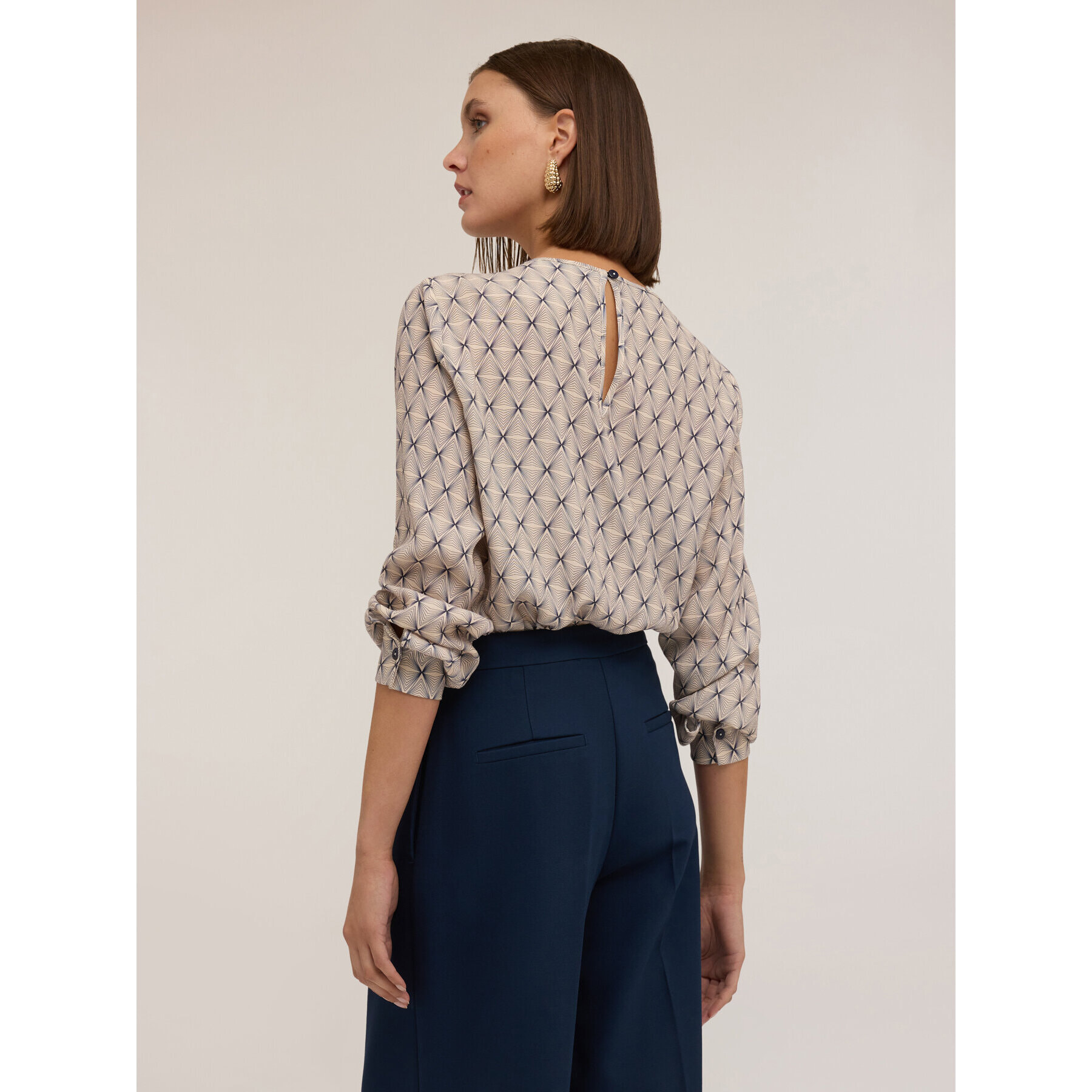 Motivi - Blusa con estampado geométrico y bordado de piedras - Gris