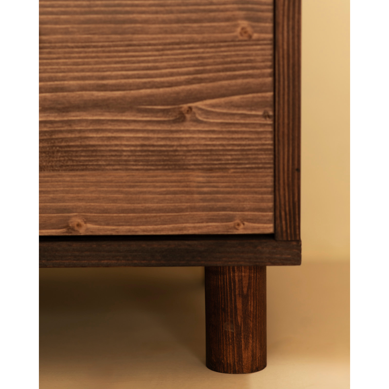 Mesita de noche de madera maciza con dos cajónes en tono nogal de 51x38cm Alto: 50.5 Largo: 37.5 Ancho: 36