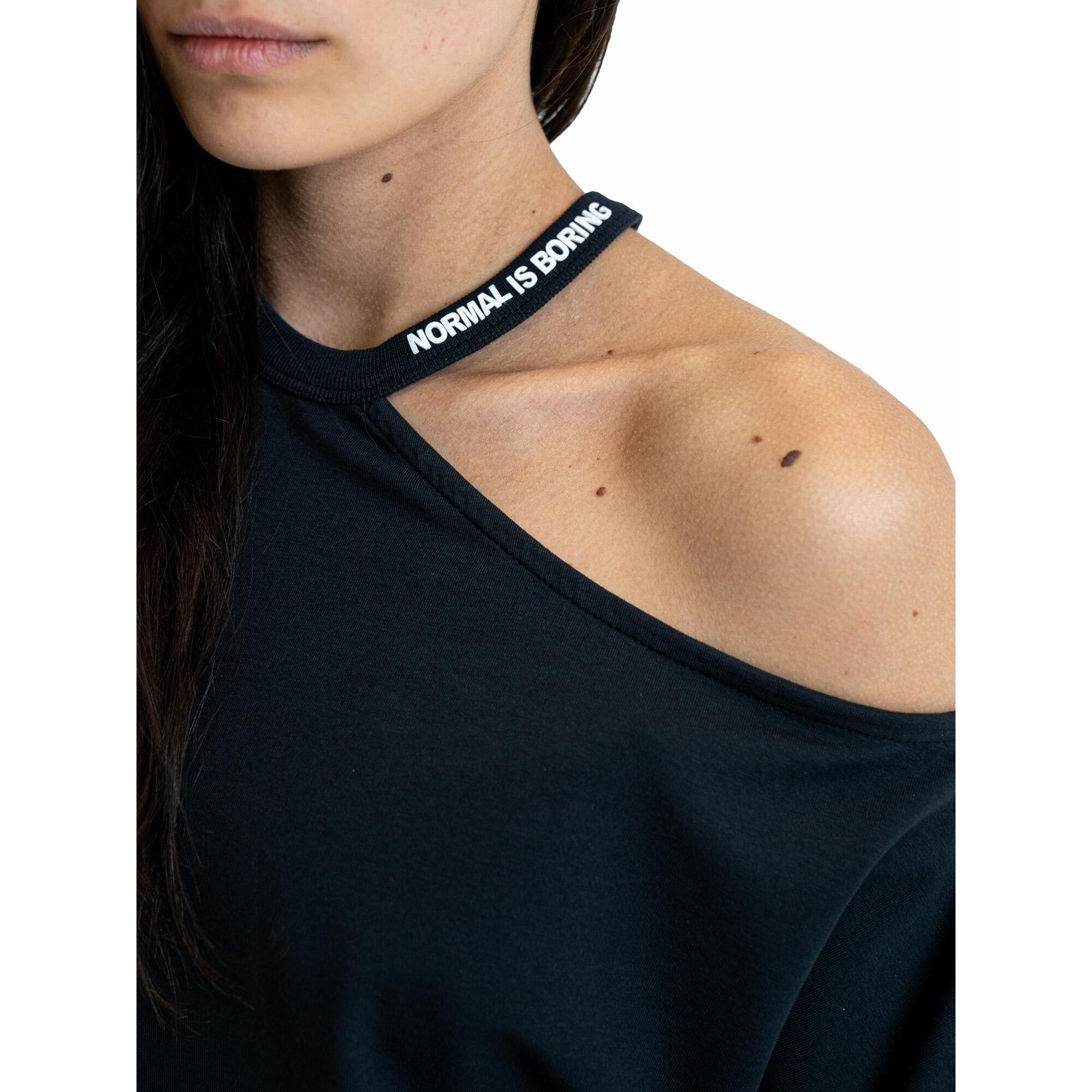 Camiseta de mujer blanca y negra de un solo hombro