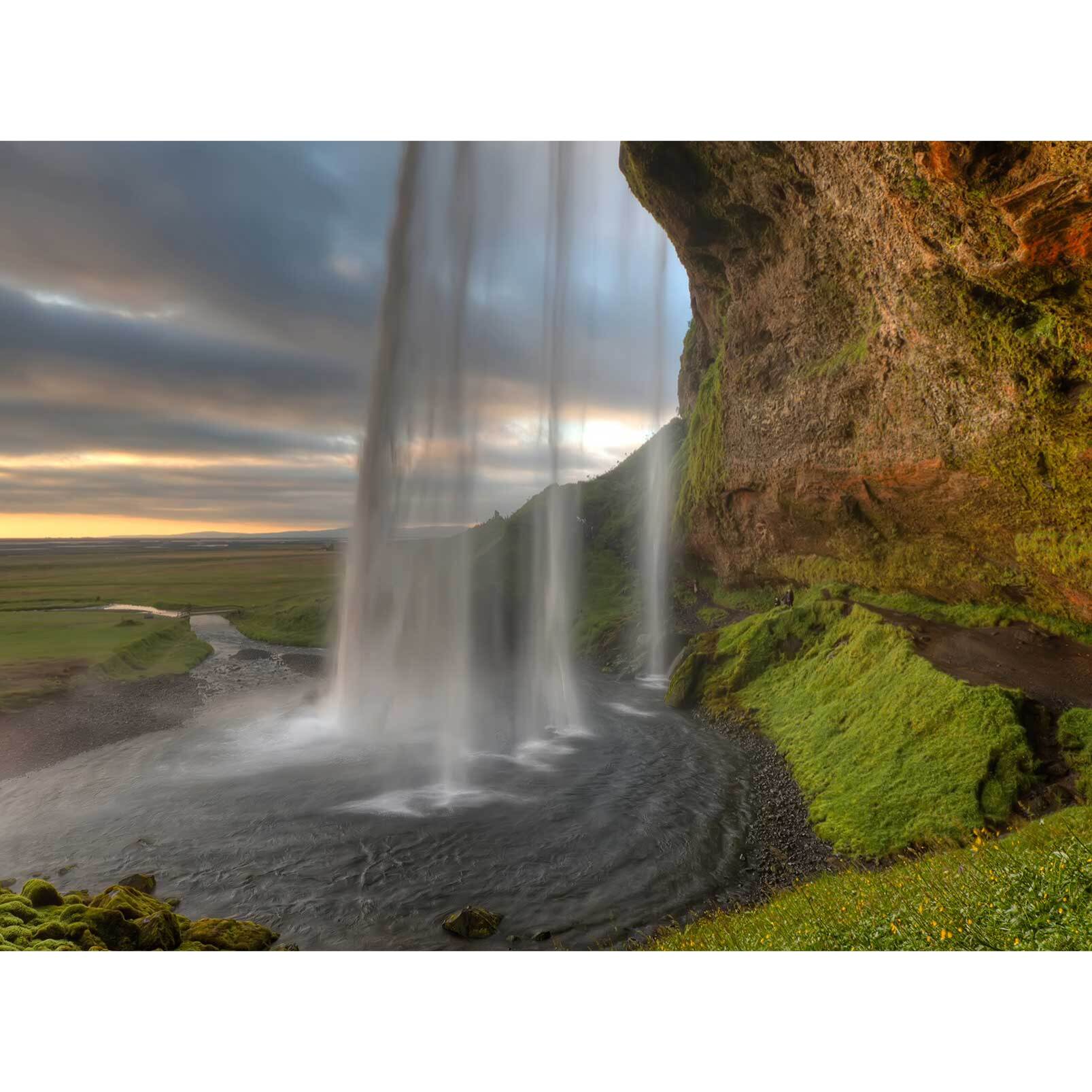 Papier peint panoramique sous une cascade en islande Intissé