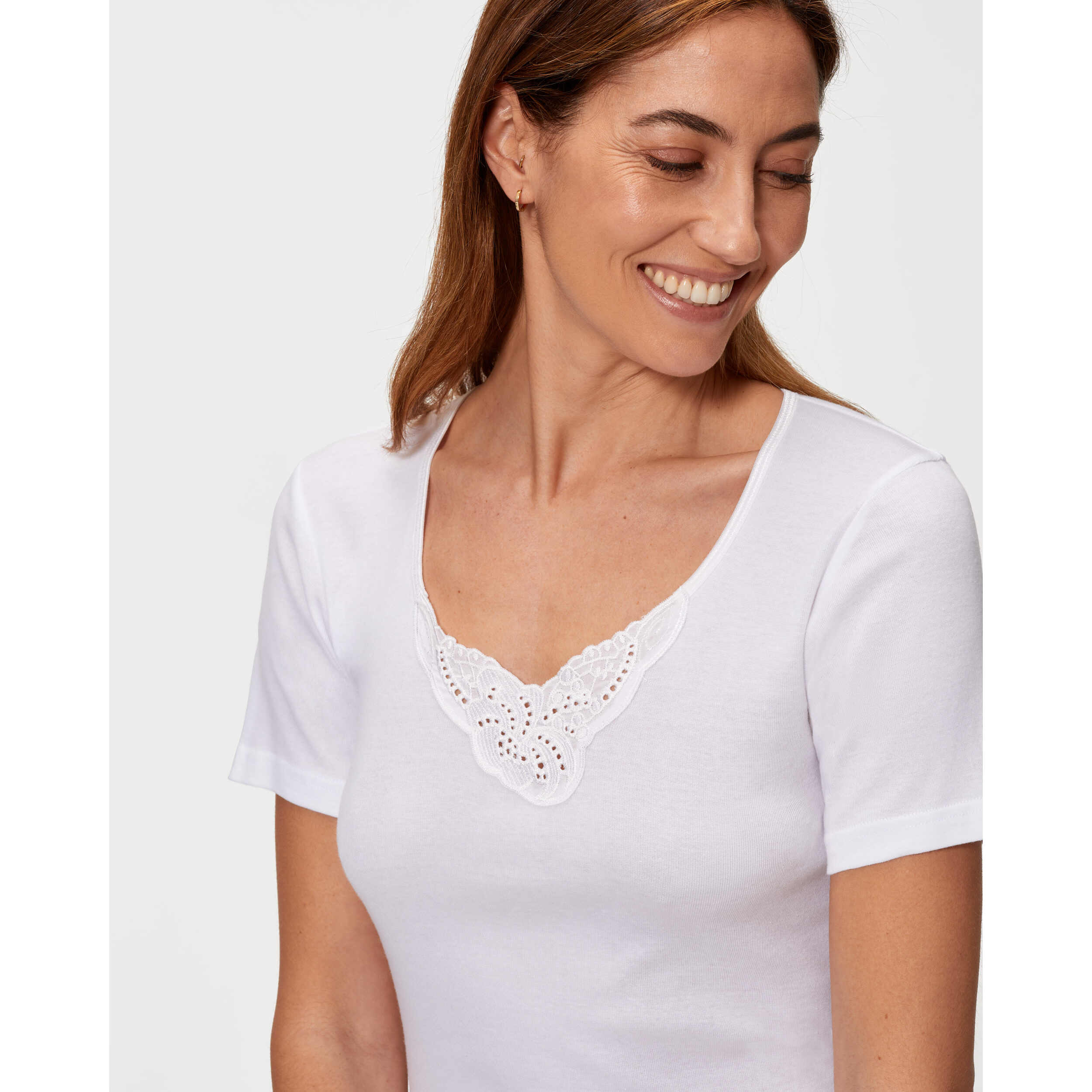 Camiseta interior de mujer de manga corta con detalle en escote