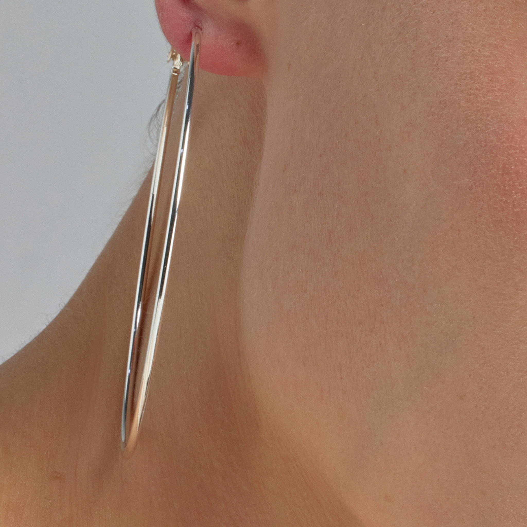 Pendientes de 70mm de diámetro acabados en rodio