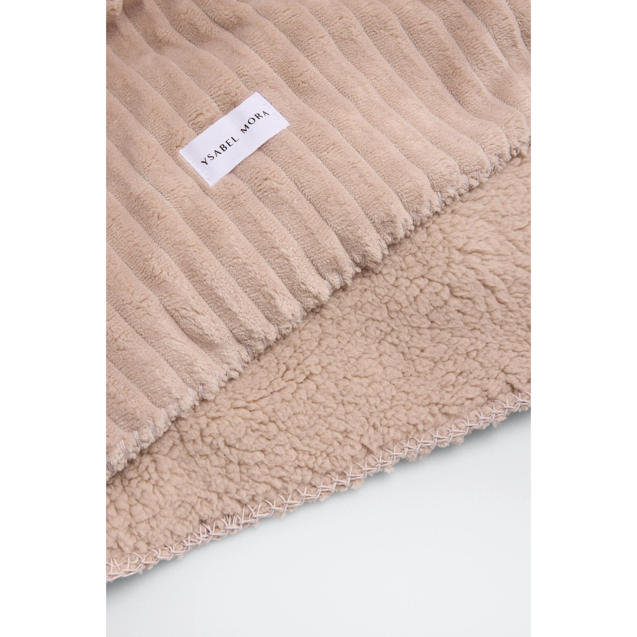 Coperta in pelliccia di pecora e a coste