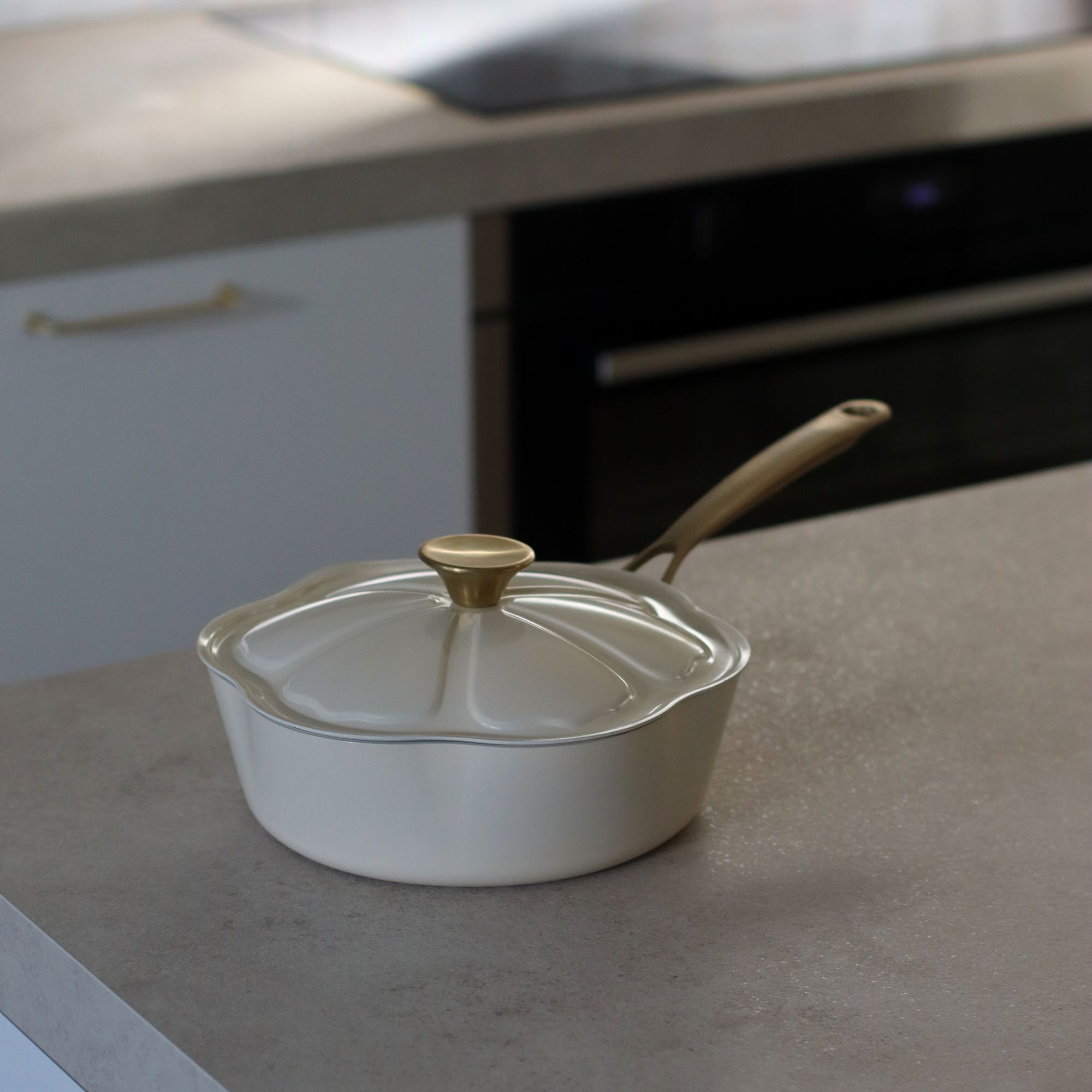 Sauteuse en aluminium recyclé beige 24cm en forme de fleur DAHLIA