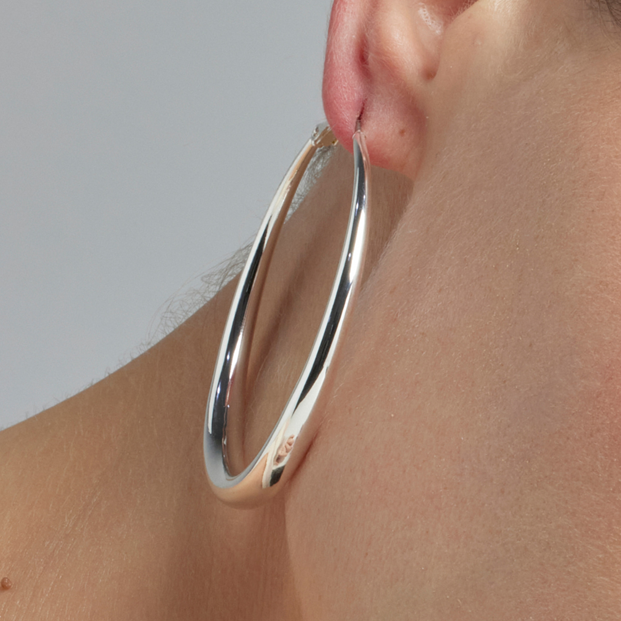 Pendientes de 54mm de diámetro acabados en rodio