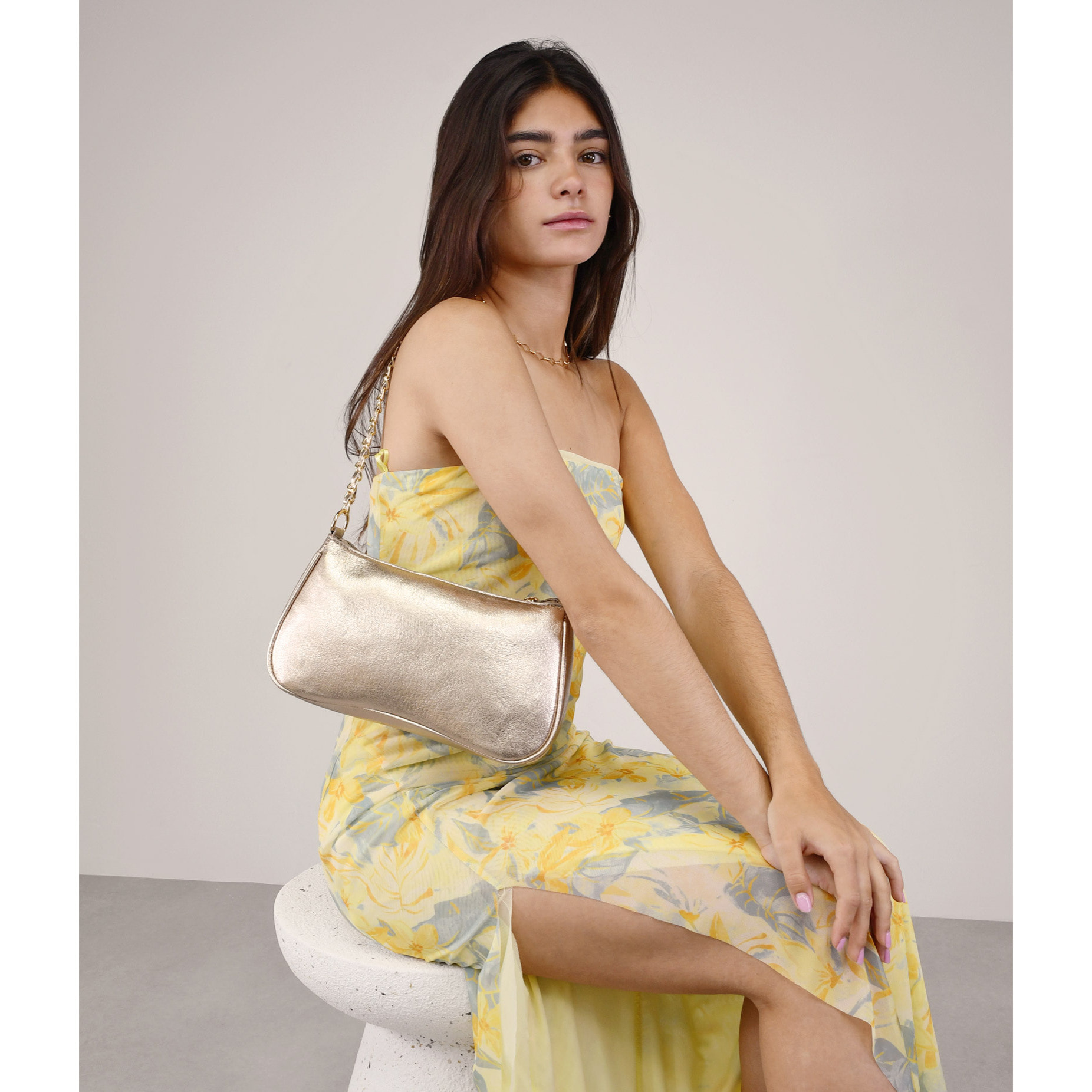 Bolso de hombro dorado con cadena