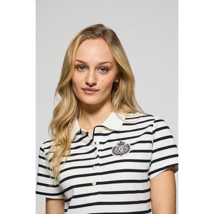 Vestito ecrù a righe e collo a polo con toppa nautica