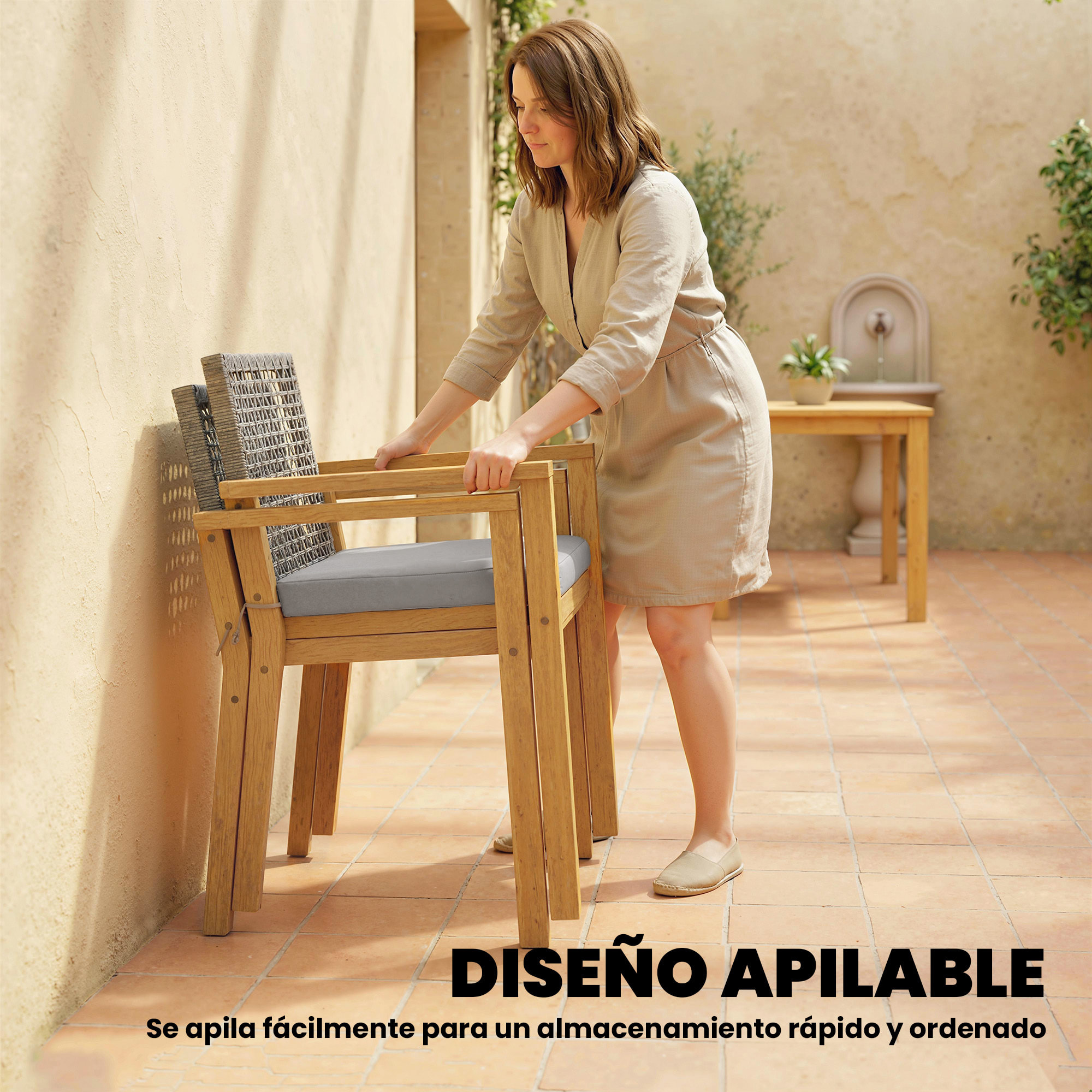 Juego de 2 Sillas de Jardín Exterior de Madera, Sillas de Jardín Apilables con Cojines Desmontables, Brazos, Respaldo de Ratán PE, Carga 160 kg, para Terraza, 59x55x86 cm, Madera Natural