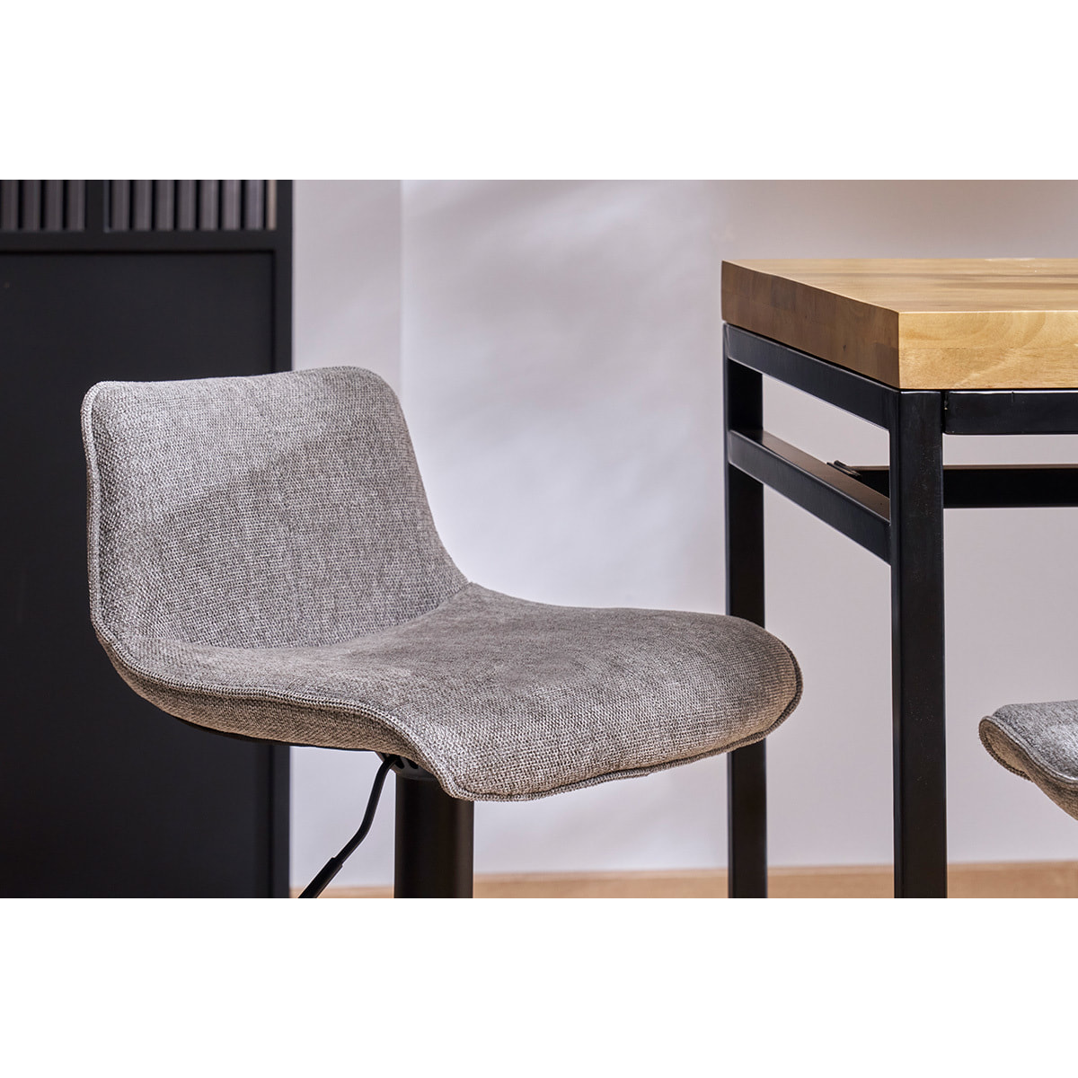 Tabourets de bar réglables pivotants 360° en tissu effet velours texturé gris et métal (lot de 2) BOOST