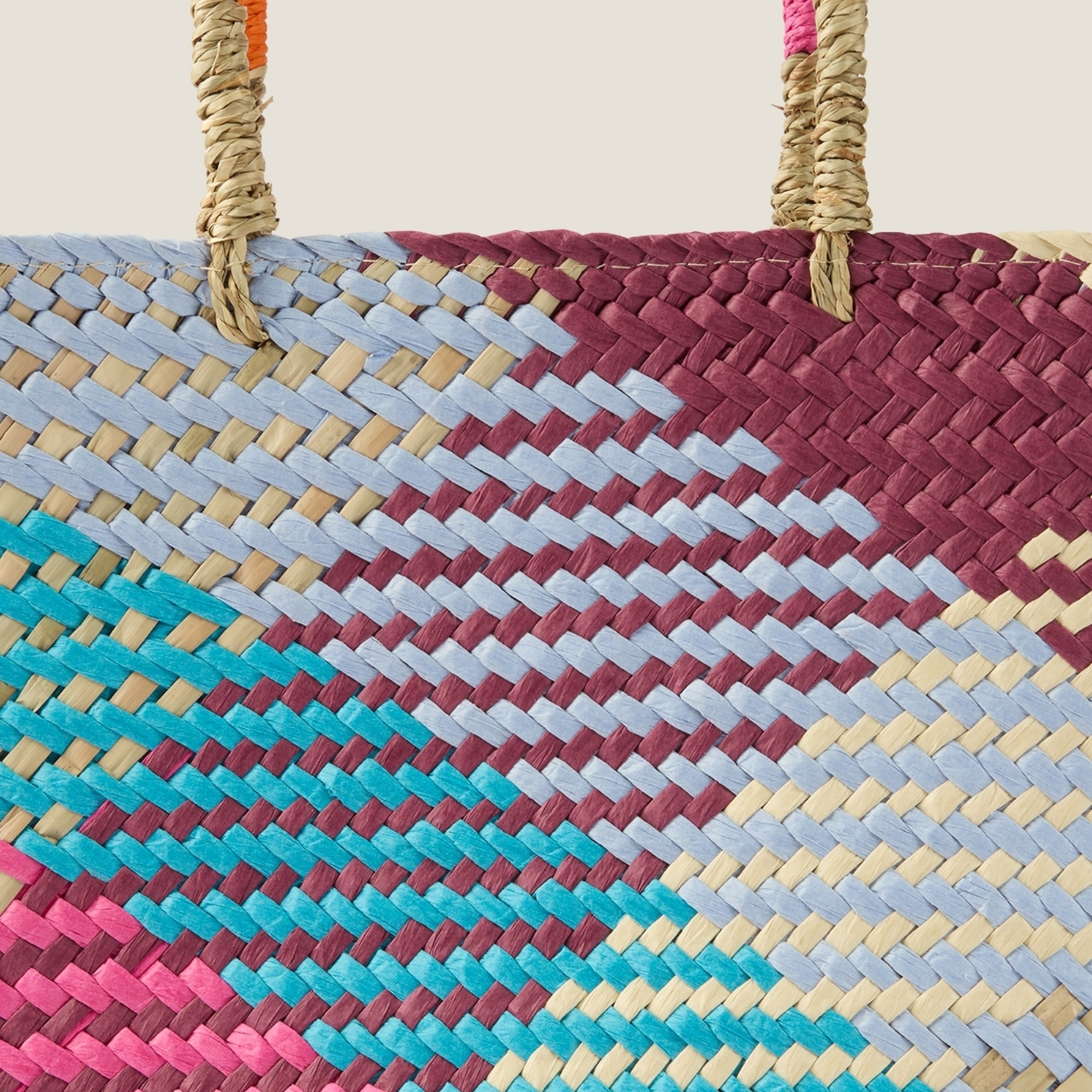 Capazo de playa en mimbre natural Zenda color rosa