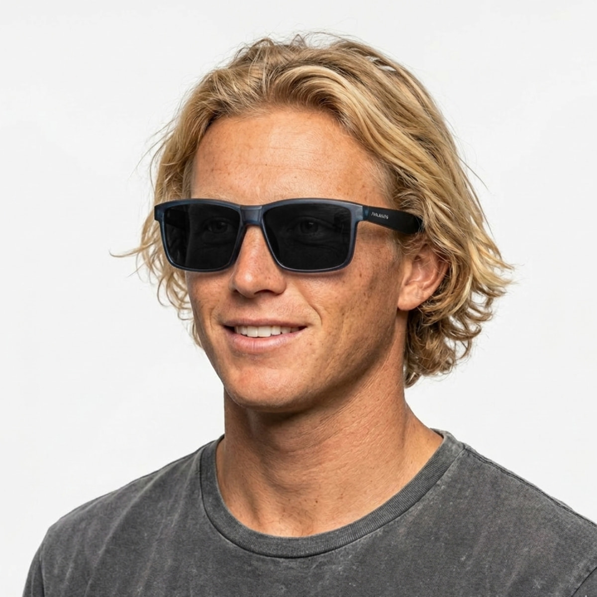 Gafas PALOALTO modelo SURF en color Montura azul mate transparente con lentes polarizadas ahumadas.