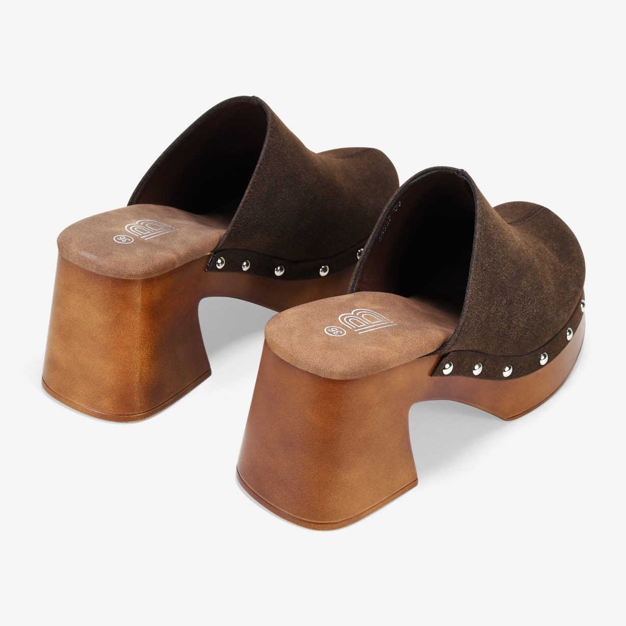 Zuecos de tacón marrones con tachas