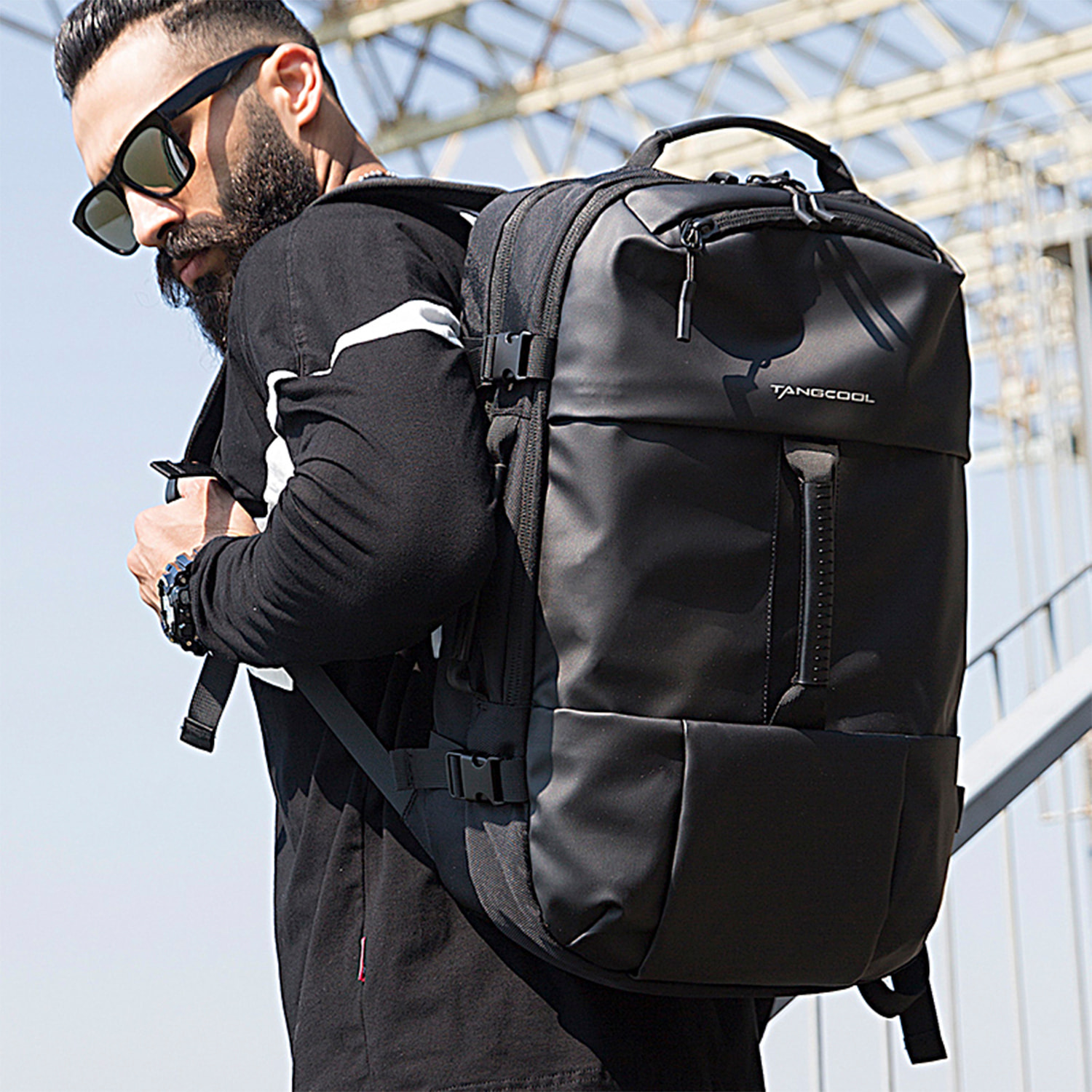 Mochila multi compartimento con capa impermeable. Toma exterior USB. Adaptable a Trolley.