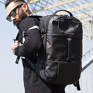 Mochila multi compartimento con capa impermeable. Toma exterior USB. Adaptable a Trolley.