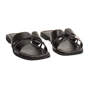 Sandalias planas negras elegantes