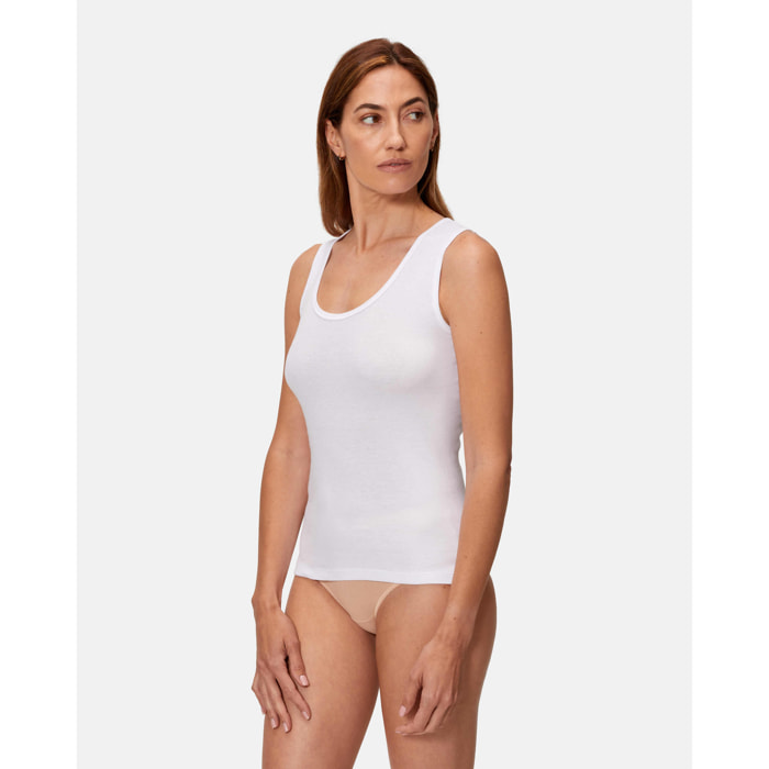 Camiseta de tirantes anchos de patrón básico con escote redondo ligeramente escotado