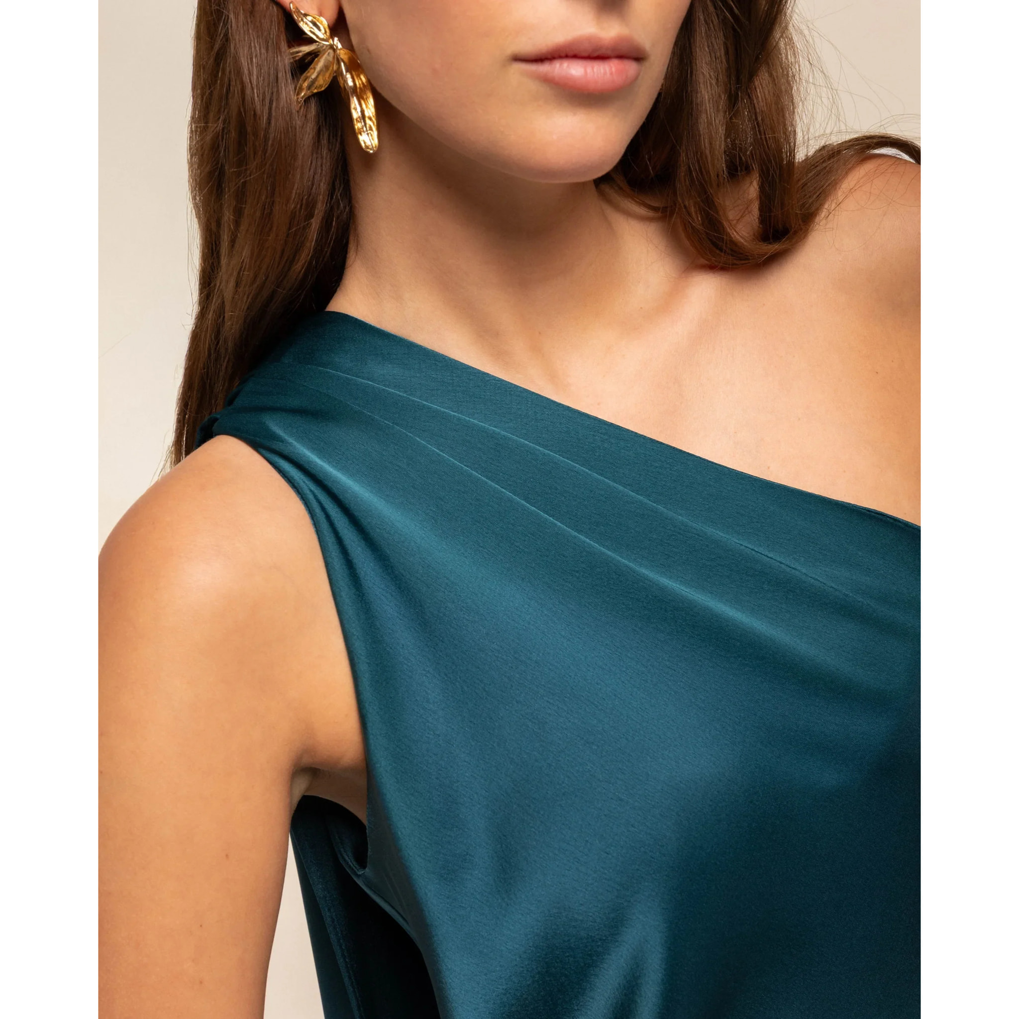 Vestido midi satinado con escote asimétrico y lazada