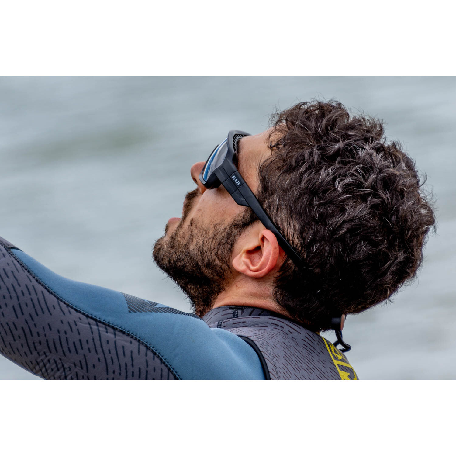 Gafas de deportes acuáticos OCEAN CHAMELEON - Negro mate / Ahumada con plaquetas puntas y espuma negras con correa negra