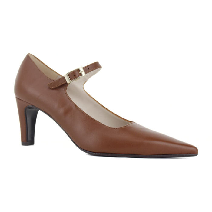 Zapato de salón de piel color cuero con hebilla y tacón de 6 cm