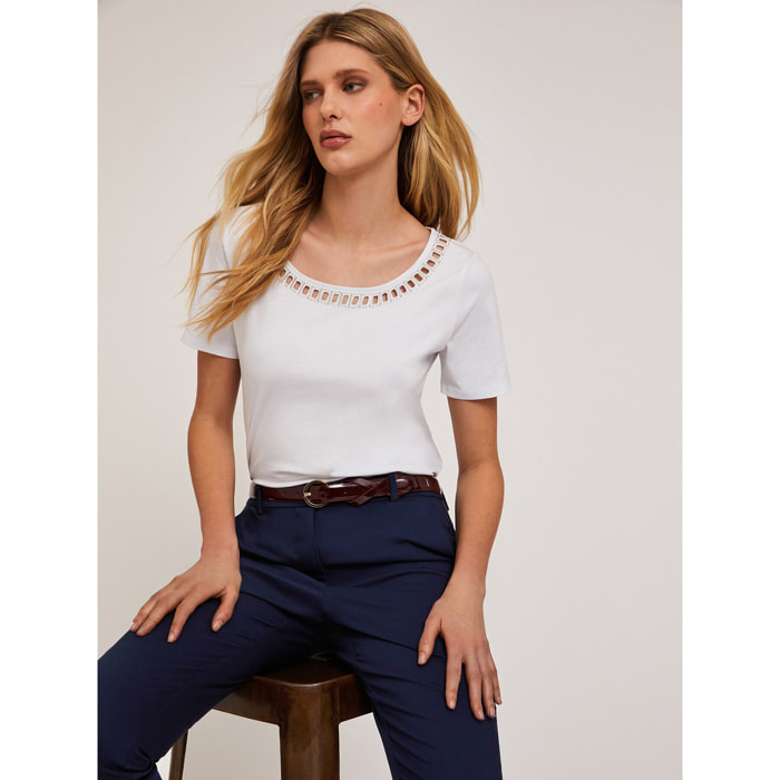 Motivi - T-shirt con scollatura ricamata - Bianco