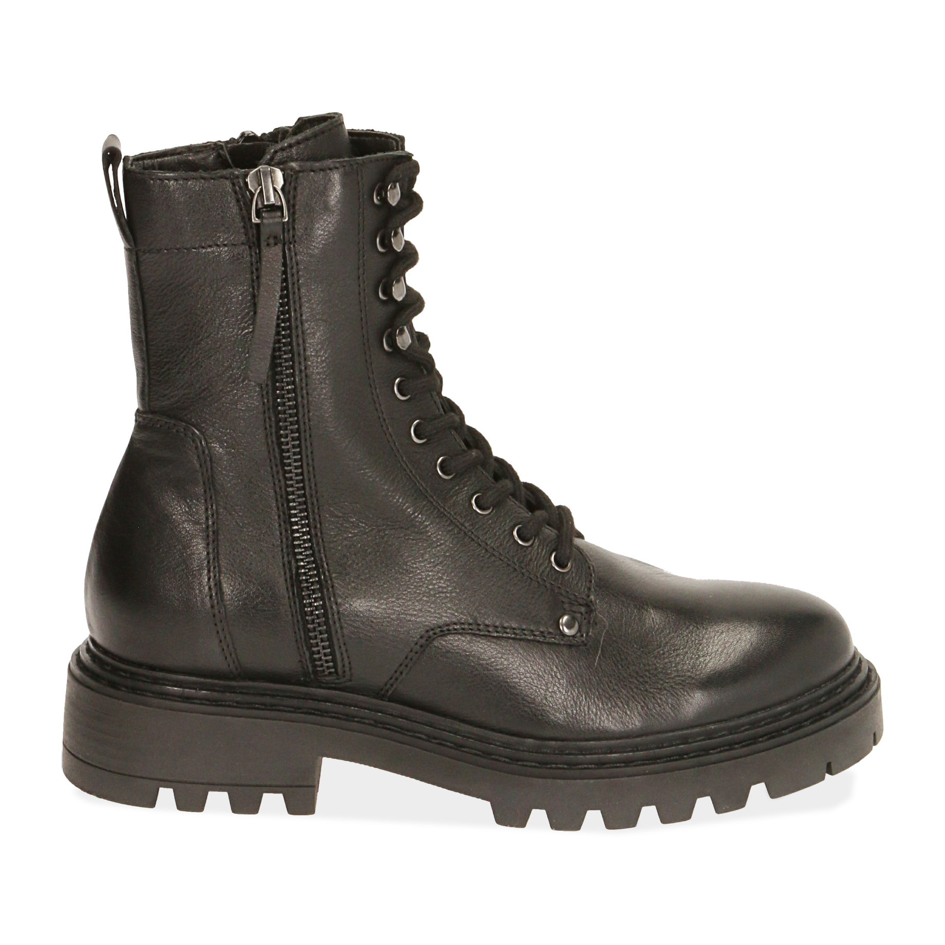Botas militares de cuero negro.