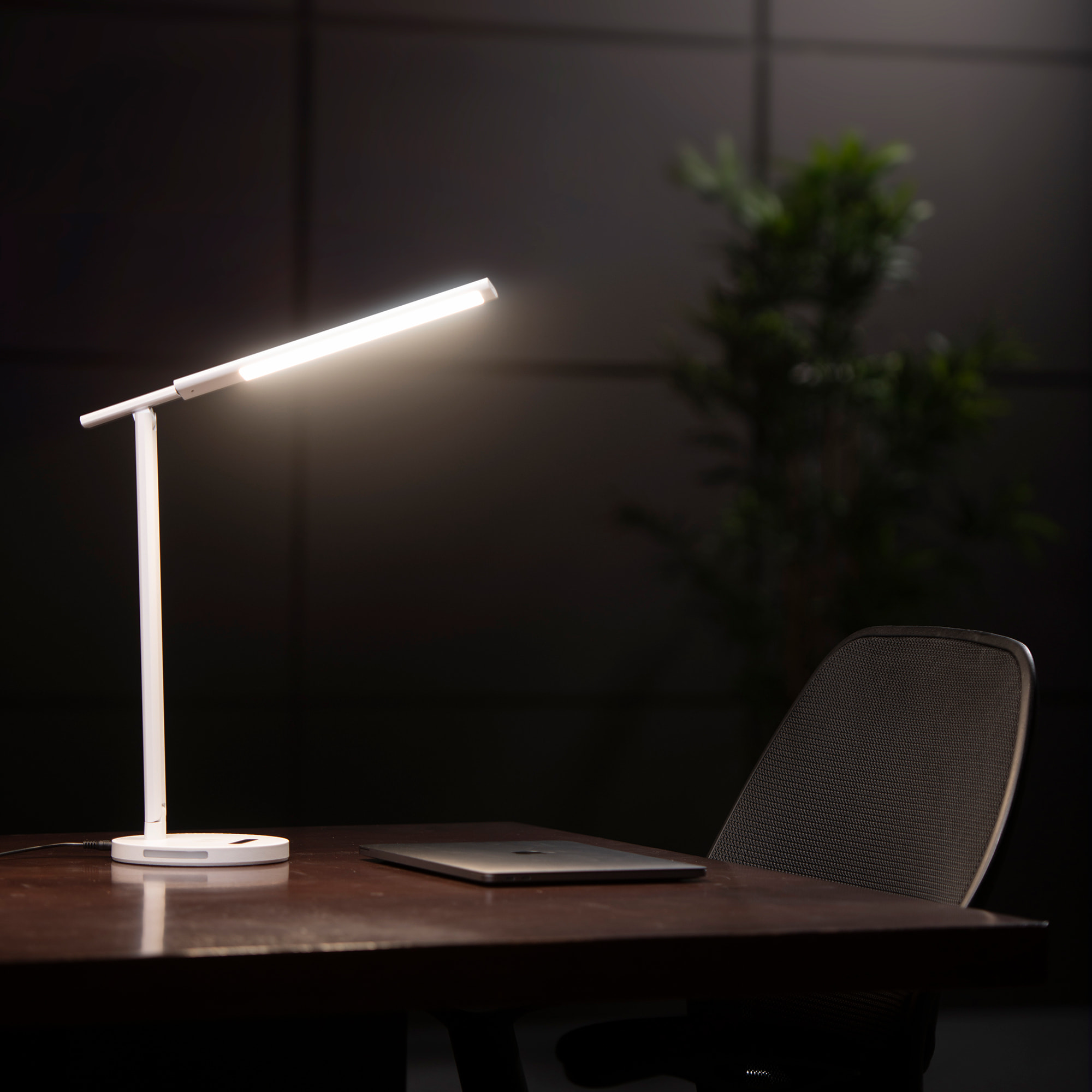 Forlight Avance Flexo led táctil con Regulador de Intensidad y Temperatura de luz. Cargador para móvil de inducción. Blanco.