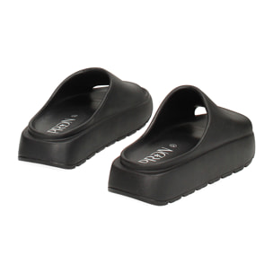 Sandalias de playa negras en PVC
