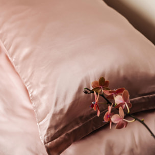 Coppia federe in seta 50x80 cm con zip e volani, fronte in seta morbida e lucente, retro in tencel traspirante, effetto anticrespo e delicata su pelle e capelli, eleganti e confortevoli, ideali per ogni stagione