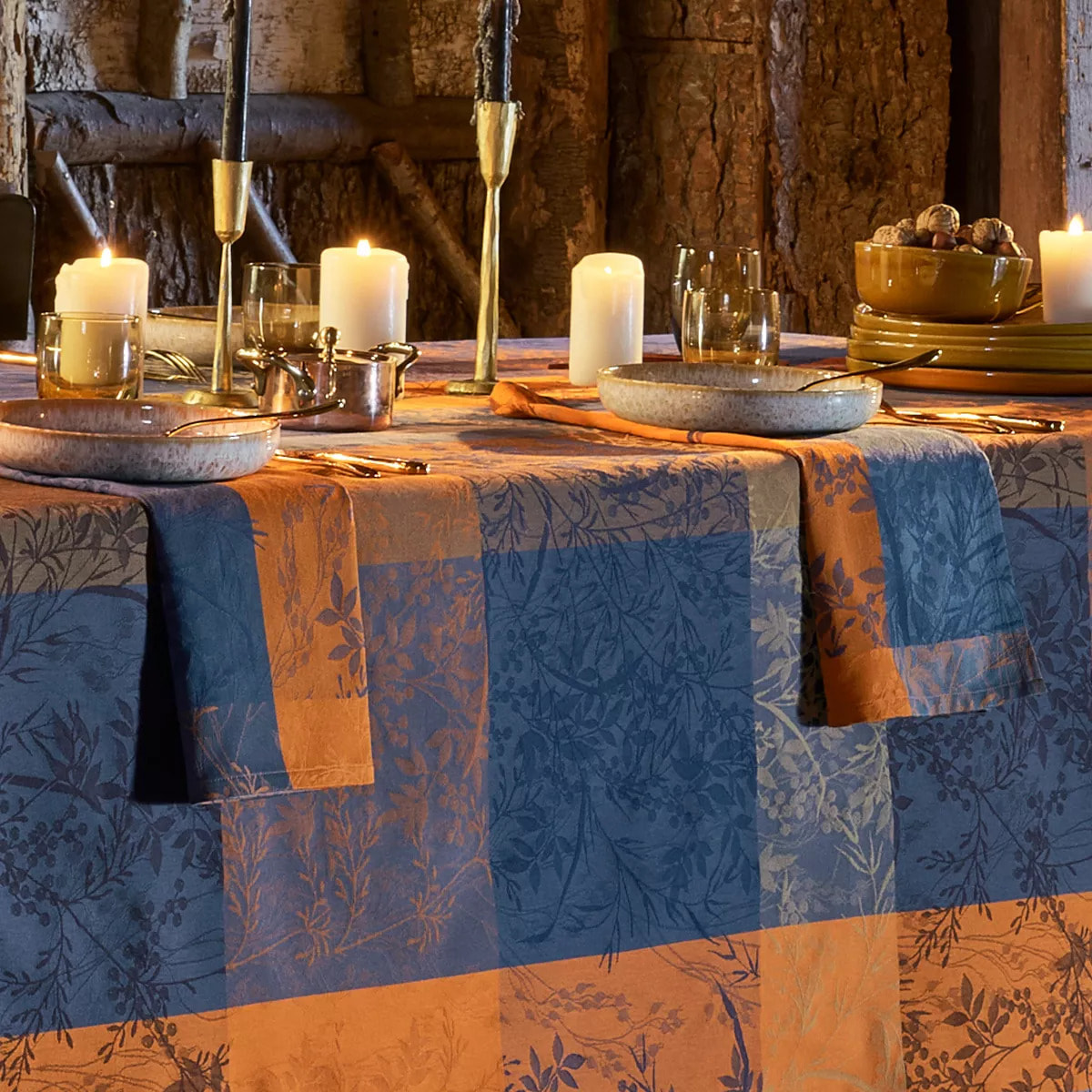 Serviette pur coton 220 g/m² motif jacquard bleu brun Mille branchages crepuscule