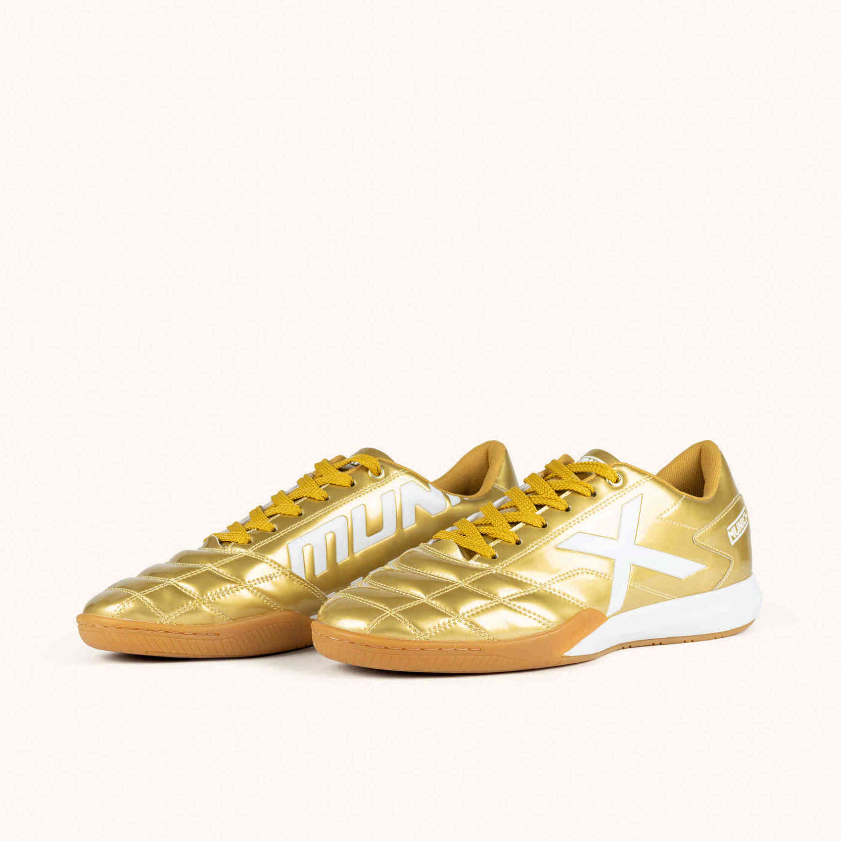 MUNICH M39 03 Zapatillas urbanas de inspiración futsal en acabado metalizado