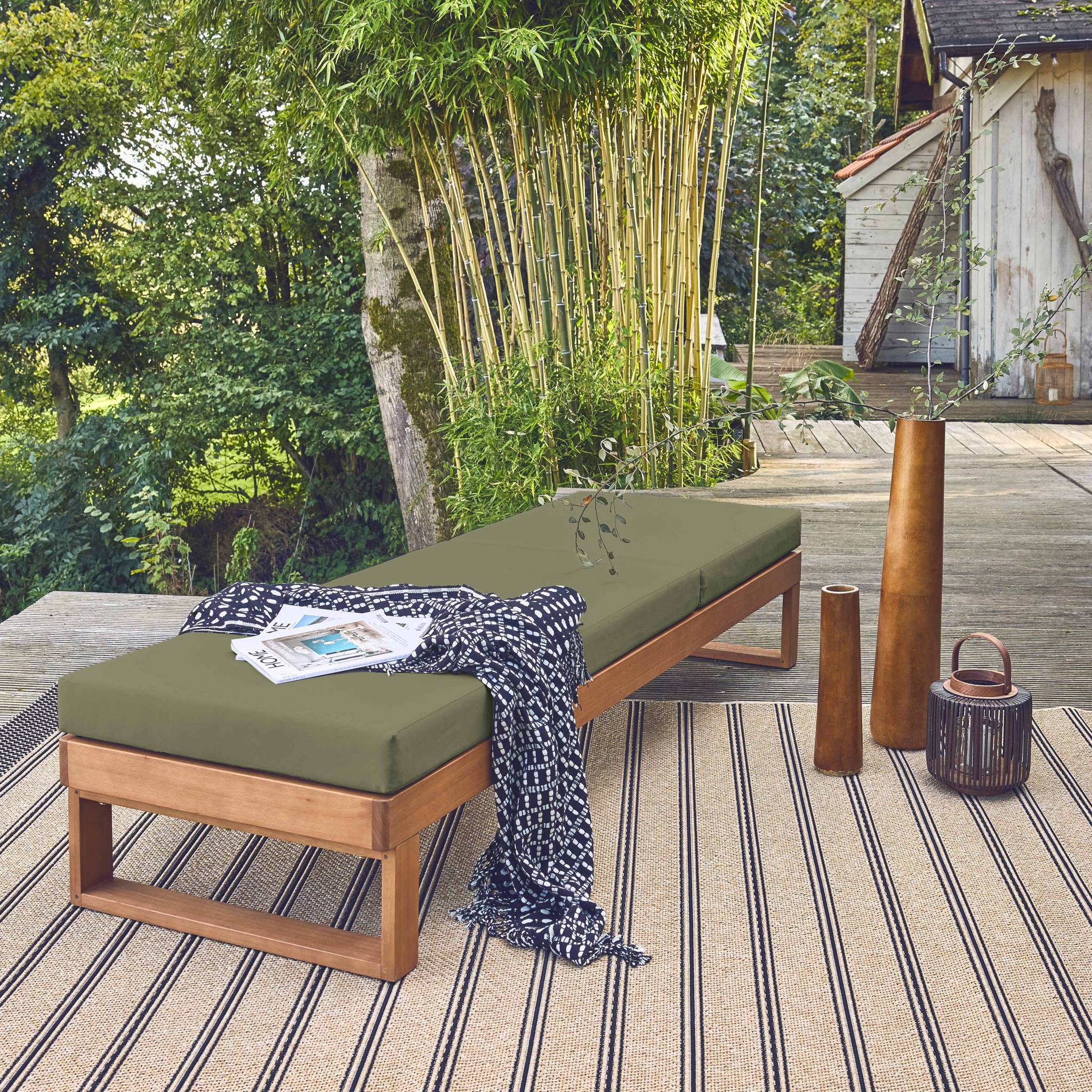 Bain de soleil en bois d'eucalyptus PAMPLONA. multi positions. toile en polyester kaki. 204 x 63 x 11.5 cm