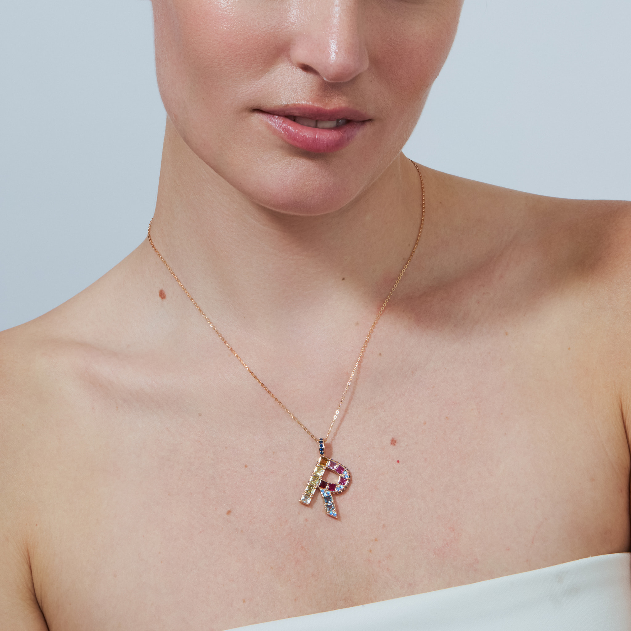Collar R acabado oro rosa 18k