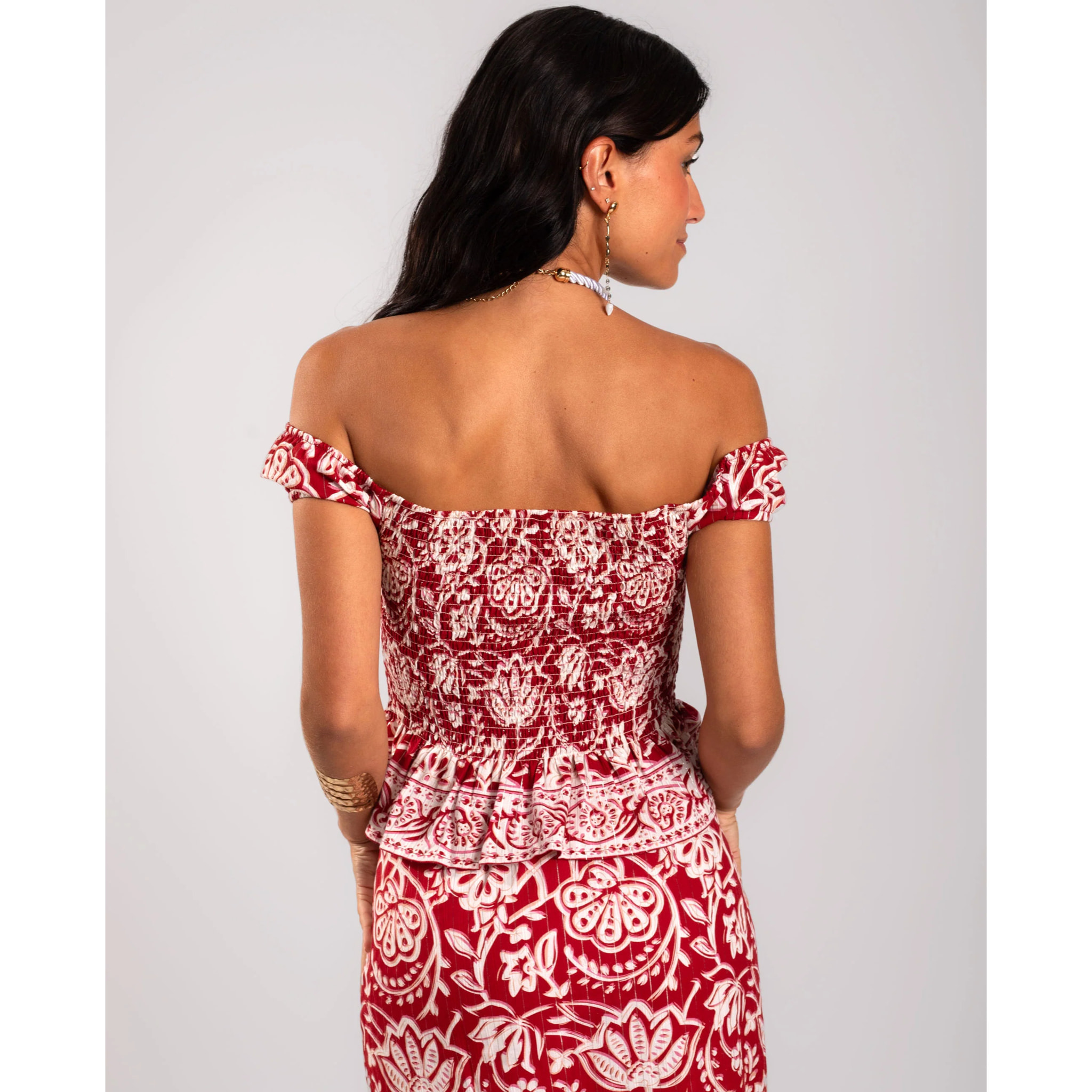 Blusa de mujer crop con tirantes caídos y cuerpo nido de abeja