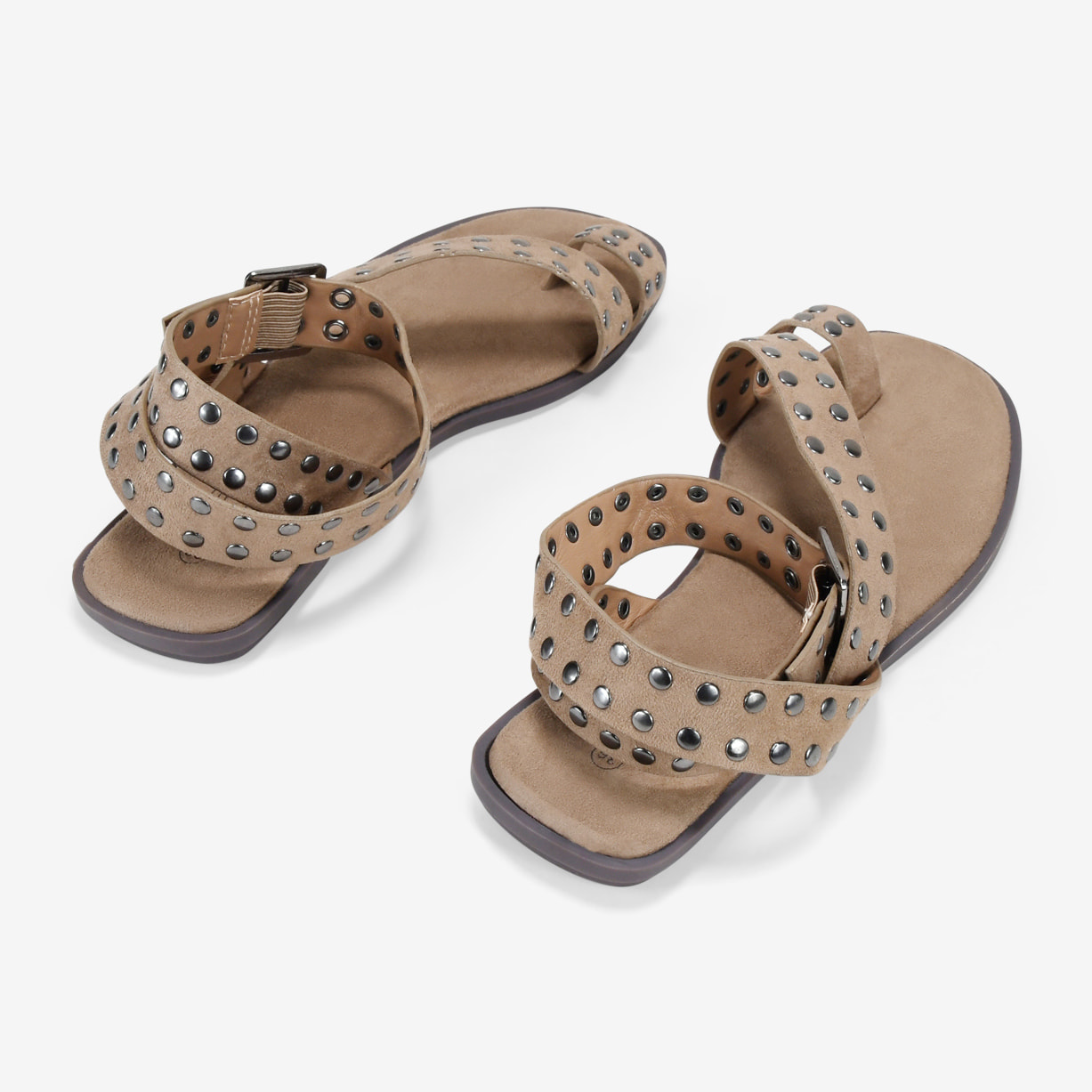 Sandalias planas arena con tachuelas metálicas