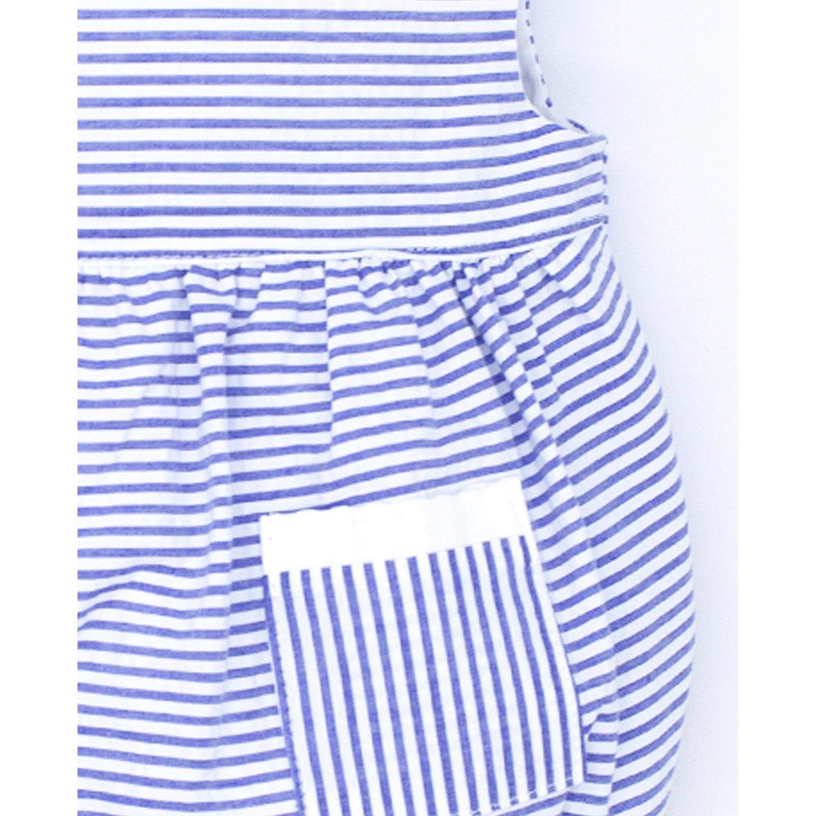 Pelele de rayas azules. Cuello y detalle en el bolsillo blanco, pantalón fruncido.