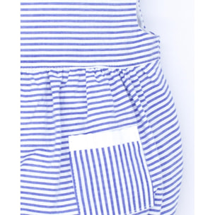 Pelele de rayas azules. Cuello y detalle en el bolsillo blanco, pantalón fruncido.