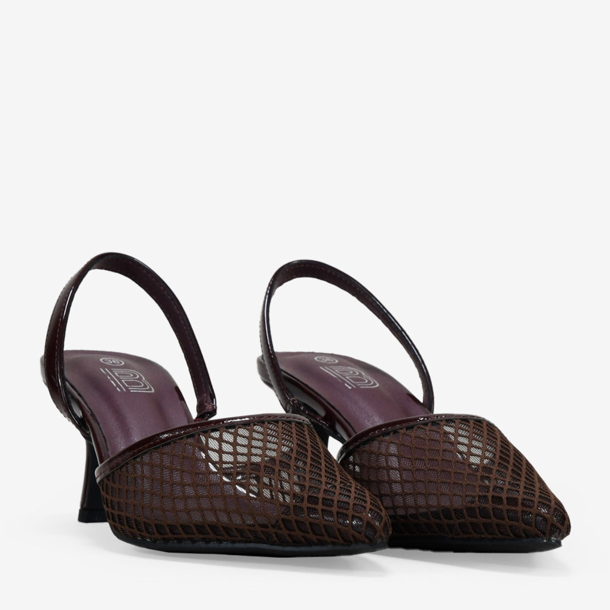 Zapatos de tacón marrones destalonados de malla