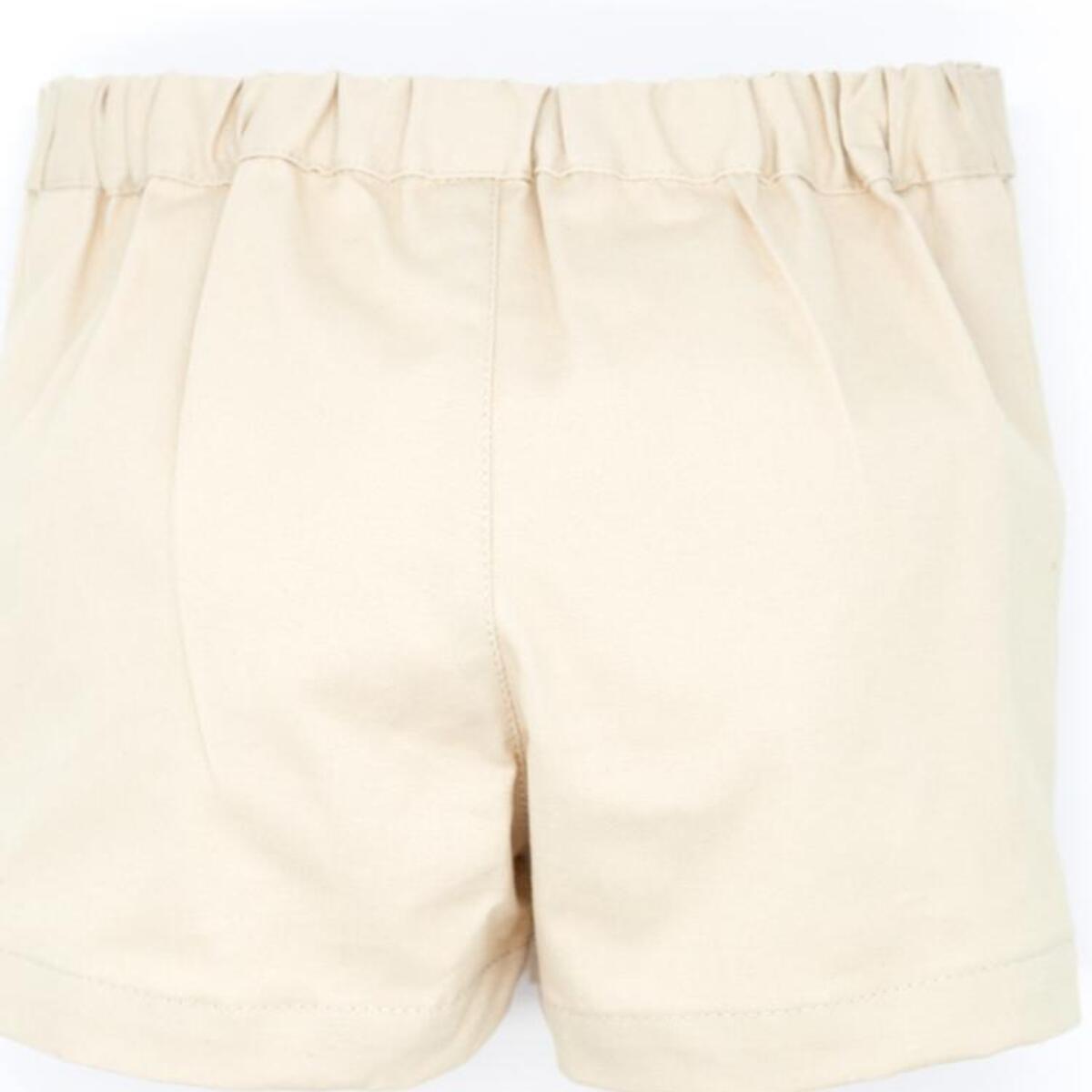 Bermuda de sarga beige, con bolsillos y bragueta.