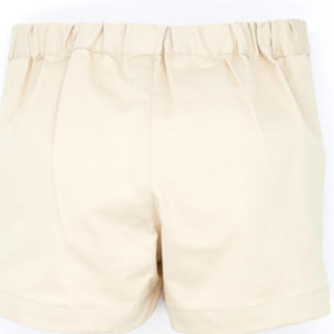 Bermuda de sarga beige, con bolsillos y bragueta.