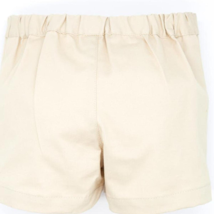 Bermuda de sarga beige, con bolsillos y bragueta.