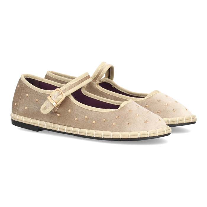 Merceditas planas con tachuelas metálicas.