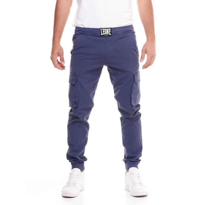 Pantalón cargo de hombre minimalista con puño elástico.