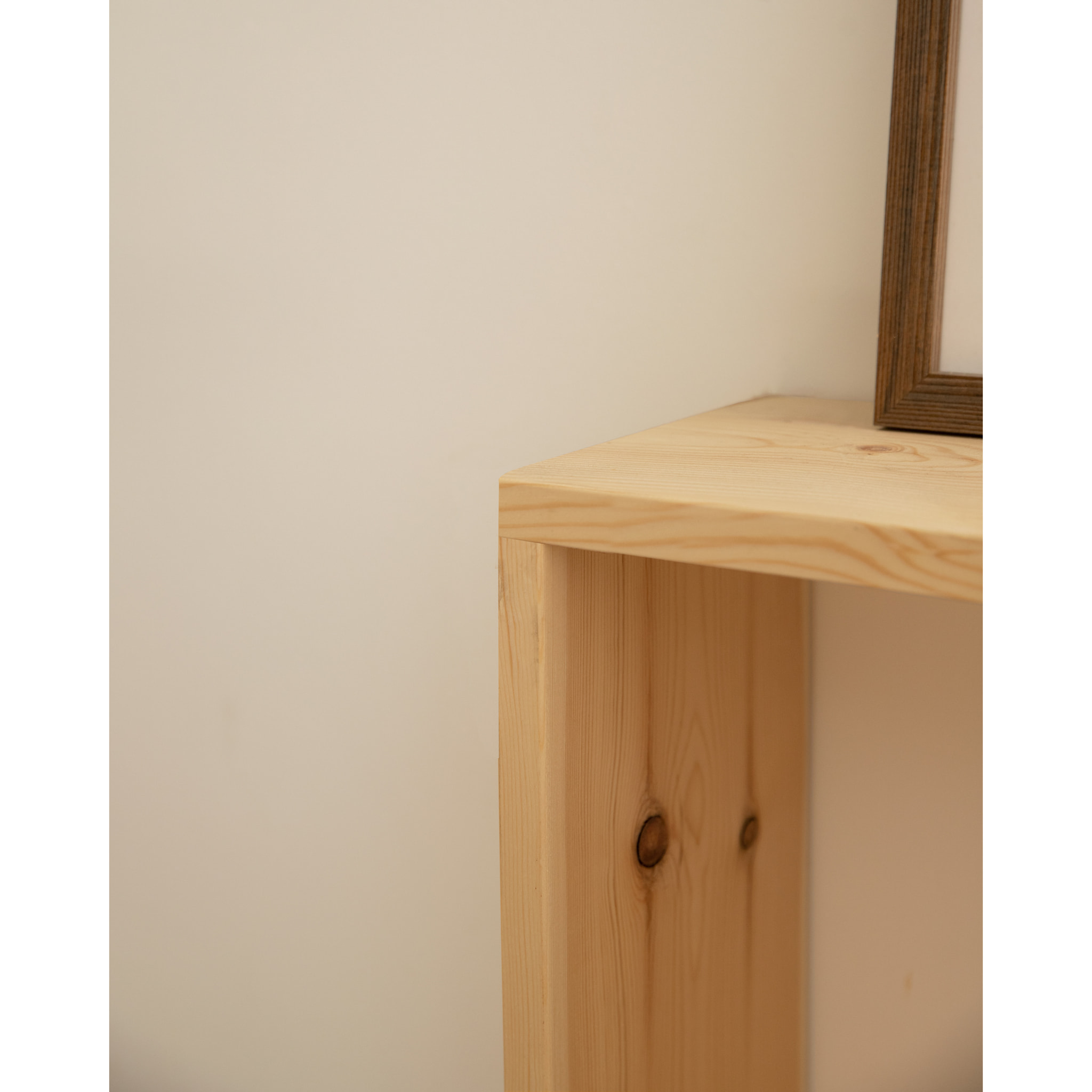 Estantería de madera maciza tono natural con 1 estante Alto: 74 Largo: 80 Ancho: 20