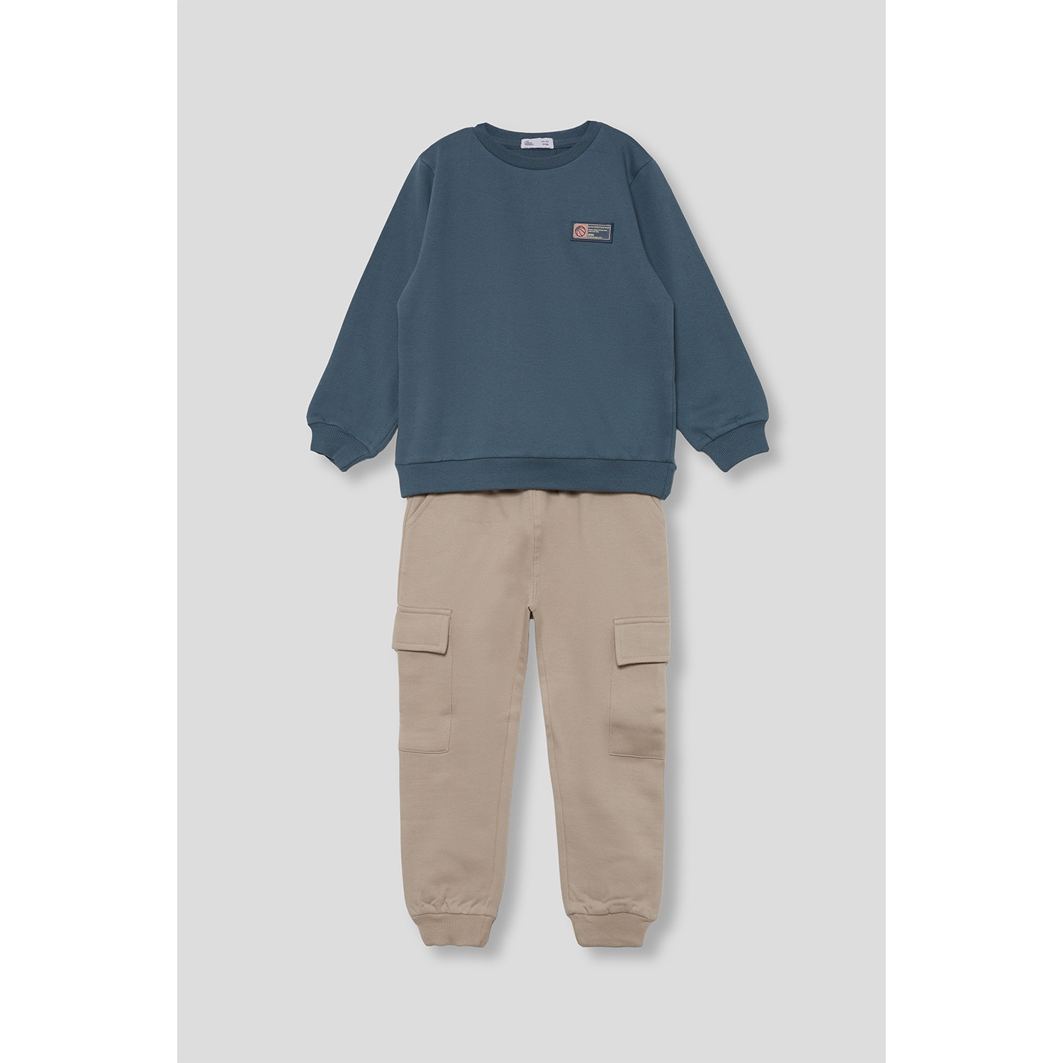 Conjunto niño sudadera petróleo y beige y pantalón jogger cargo, bolsillos laterales y puños elásticos | Color: Petroleo | Street Monkey