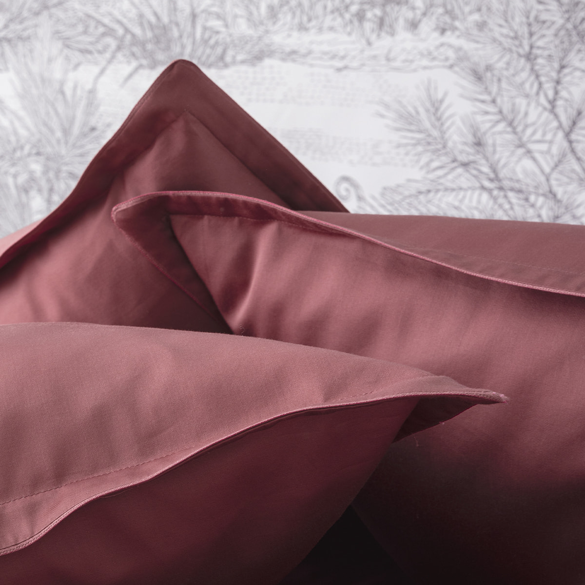 Taie d'oreiller unie en satin de coton bio, TEOPHILE, Rouge Cosmos