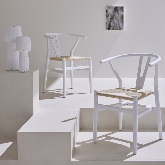 Lot de deux chaises vintage blanches en bois d'hévéa avec assise en cordes et dossier arrondi
