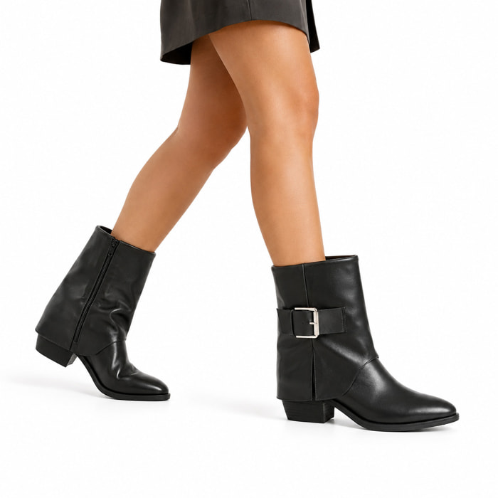 Stivaletto in simil pelle con fibbia
